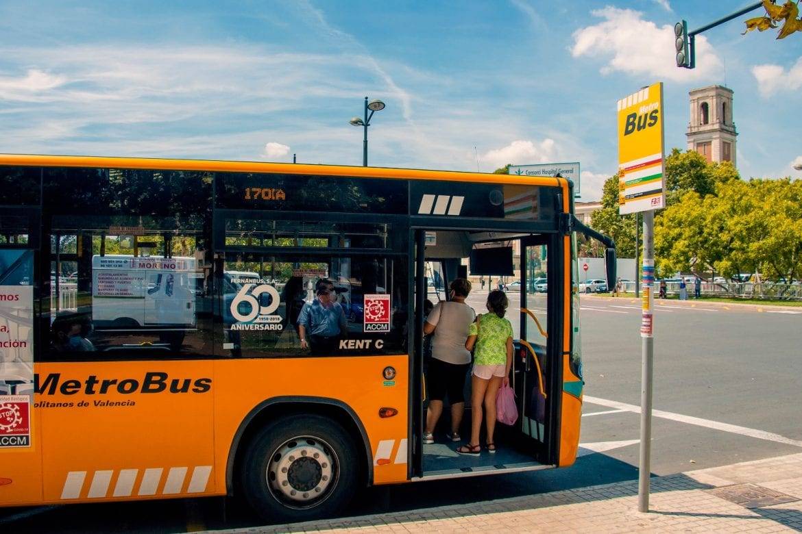 Uno de los autobuses amarillos de MetroBus. Autobús metropolitano de Valencia.