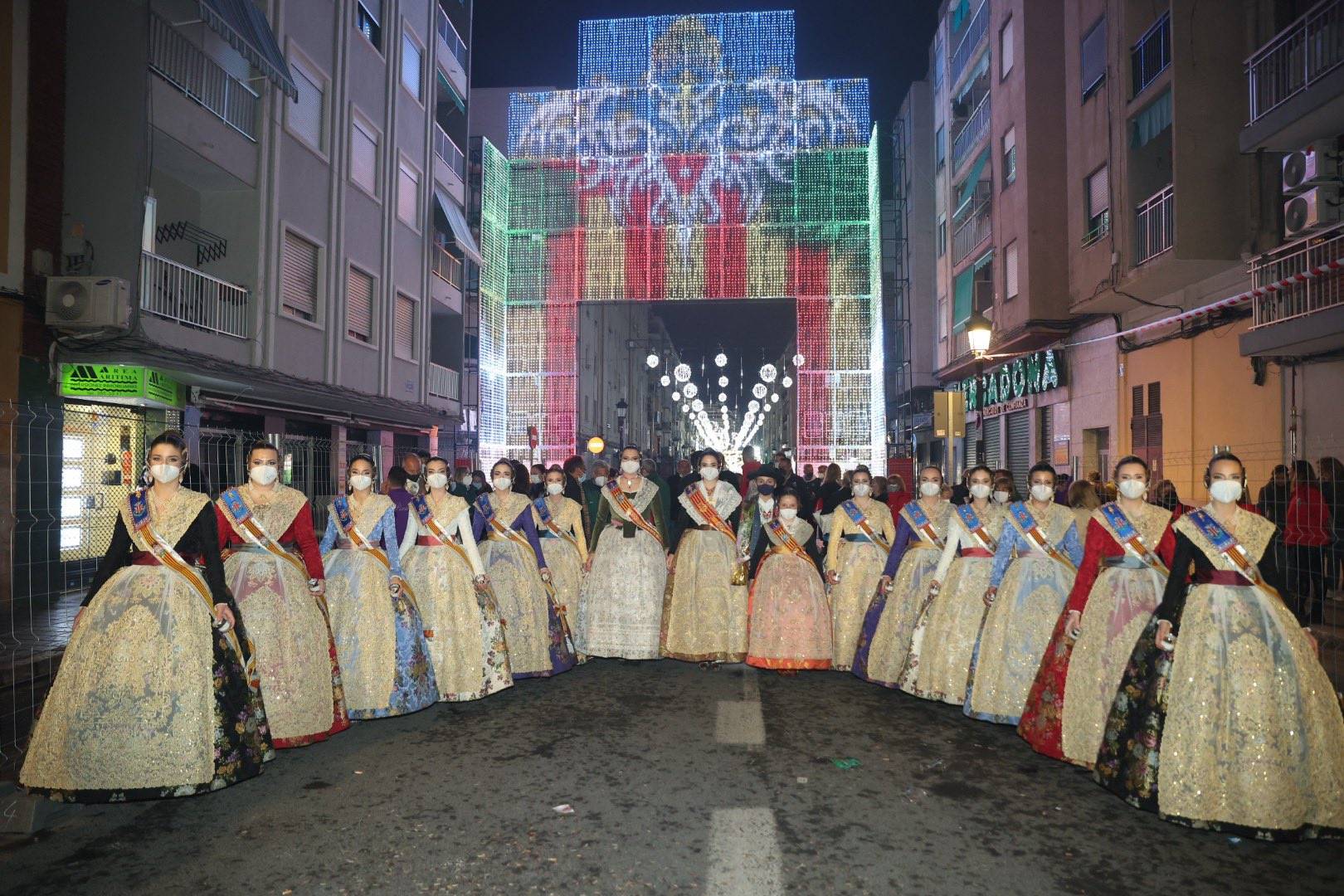Las falleras mayores de Valencia y sus cortes de honor visitan las mejores calles iluminadas de estas Fallas 2022.