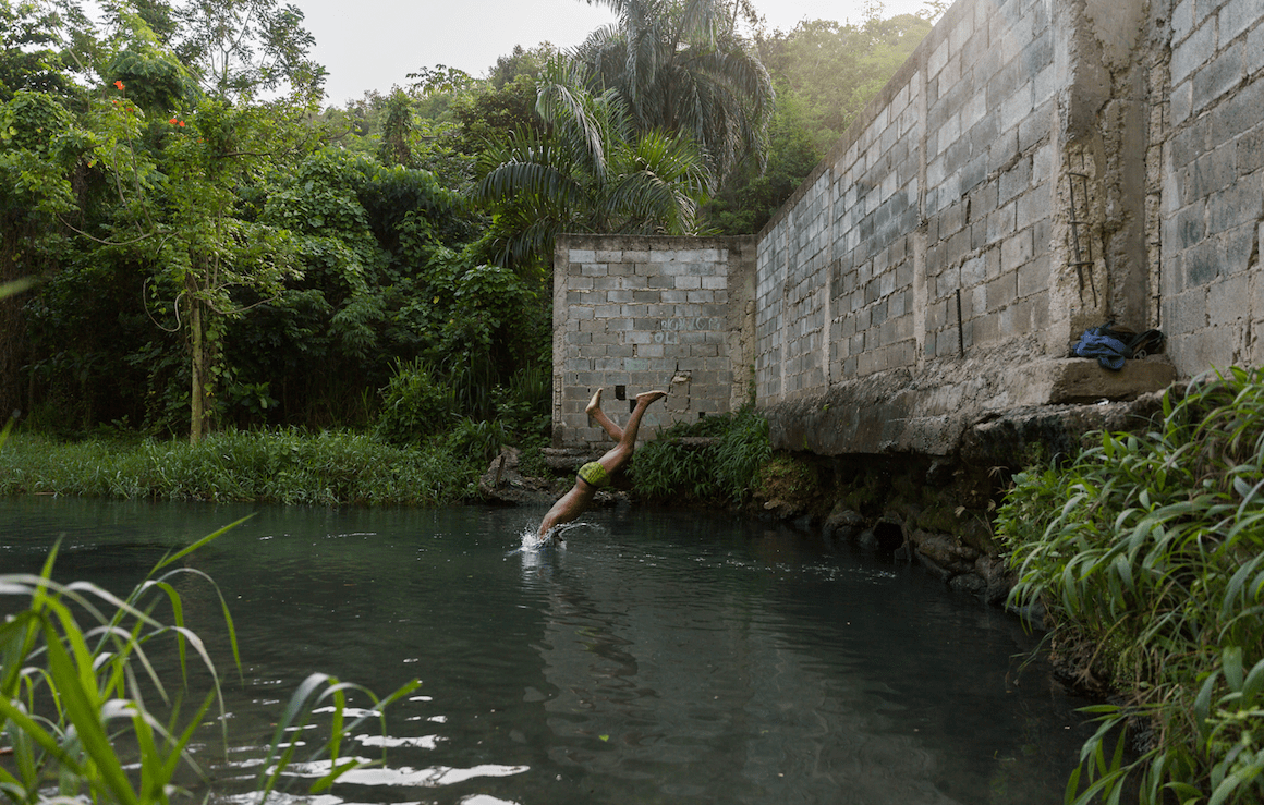 Un chico salta al agua en la reserva transfronteriza entre Haití y la República Dominicana. Foto: Alberto Pla.