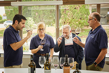 Los enólogos de Bodegas Vicente Gandía.