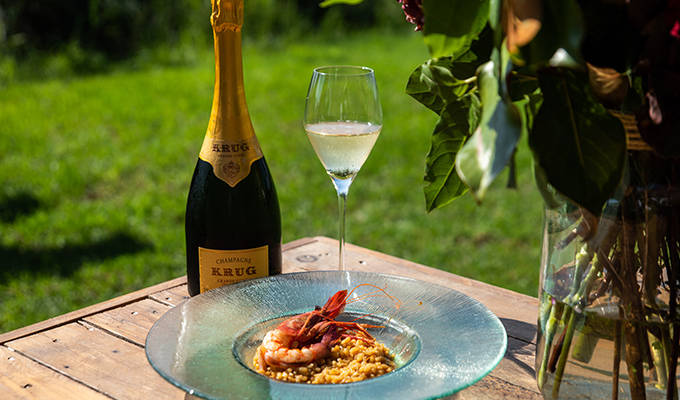 Una botella de Krug Grande Cuvèen 170ª Édition junto a la arroz con gamba que se sirvió en la comida en Maison Krug.