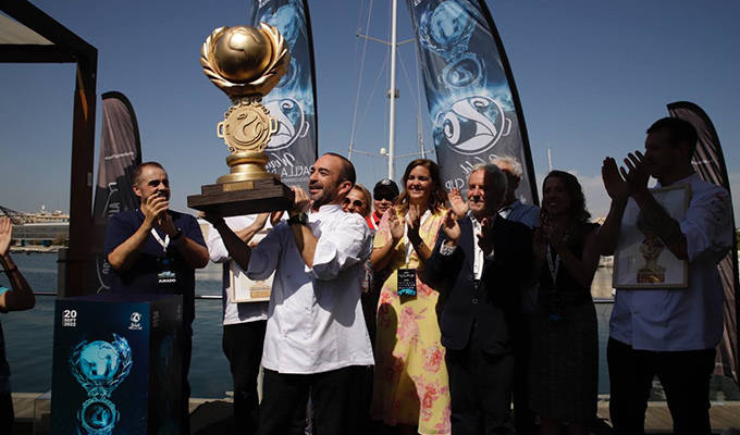 El francés Eric Gil recoge su trofeo como ganador del World Paella Day 2022. Foto: VisitValencia.