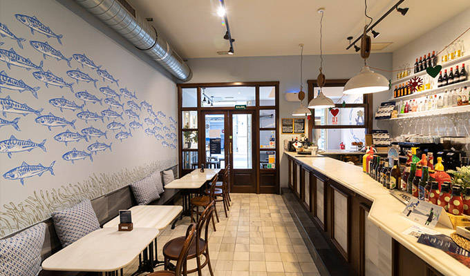 Sala y barra de Alenar.