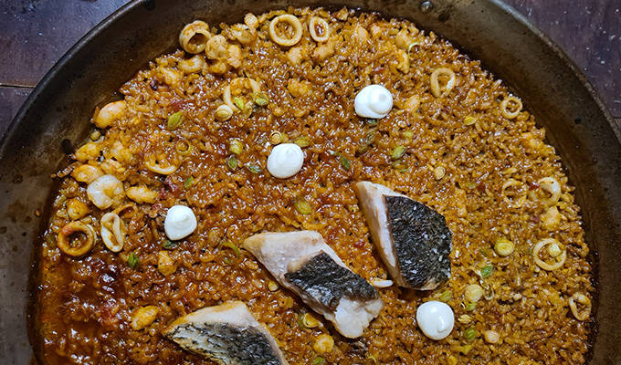 Arroz de corvina y ajetes.