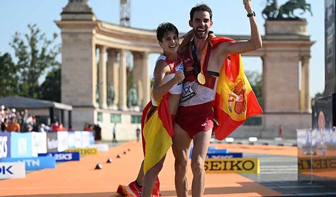 María Pérez y Álvaro Martín en la meta del mundial de Budapest con sus medallas de oro.