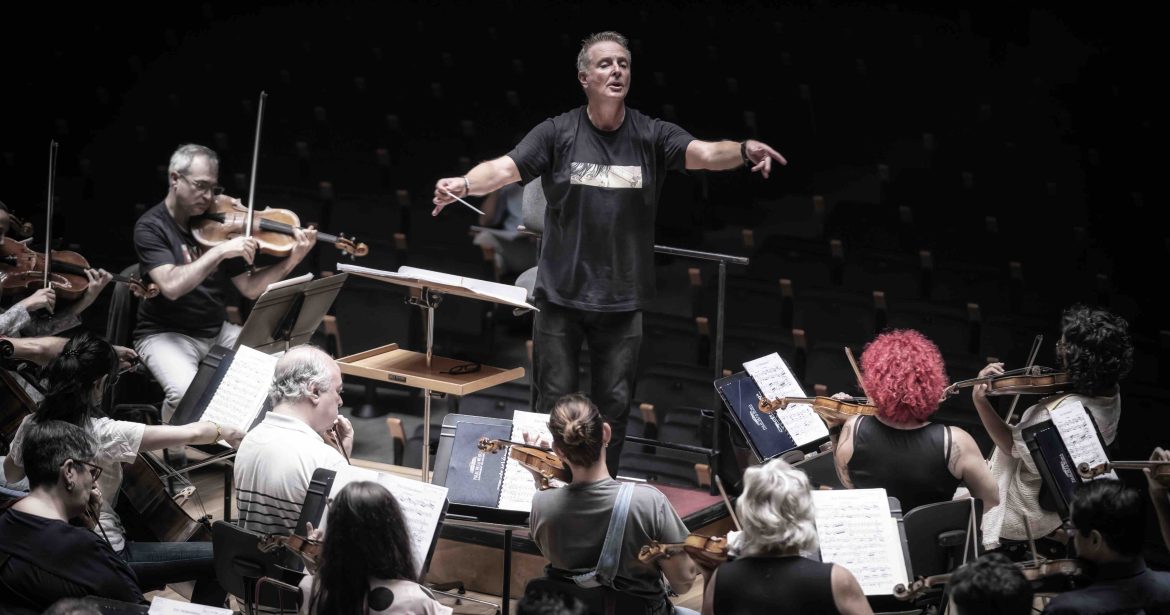 Alexander Liebreich, ensayando con la Orquesta de Valencia.
