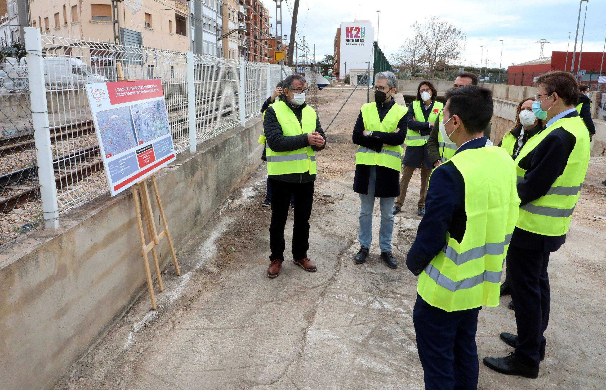 Un momento de la visita de Ximo Puig a las obras de la estación de metro de Empalme.